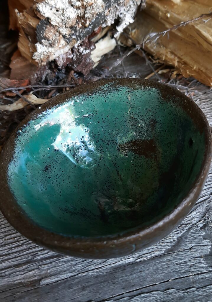 Stoer blauwgroen op zwarte klei