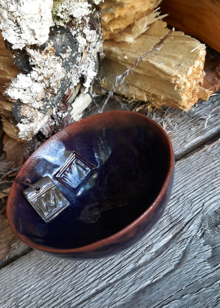 Blauw met doorschemer zwarte klei