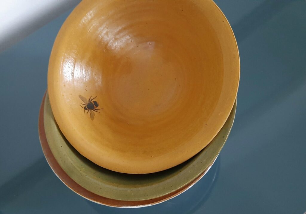 Okergeel mat, met bij