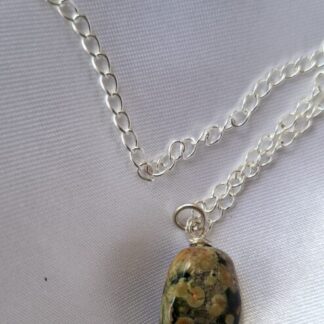 Opaal aan kettinkje  48 cm