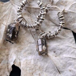 Ruwe Toermalijn aan gewrapte creolen