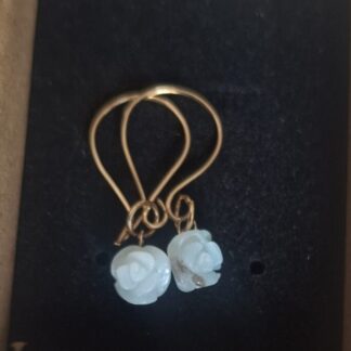 roosjes aan goldfilled 3 cm totaal