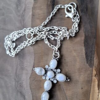 Maansteen kruis aan verzilverde ketting