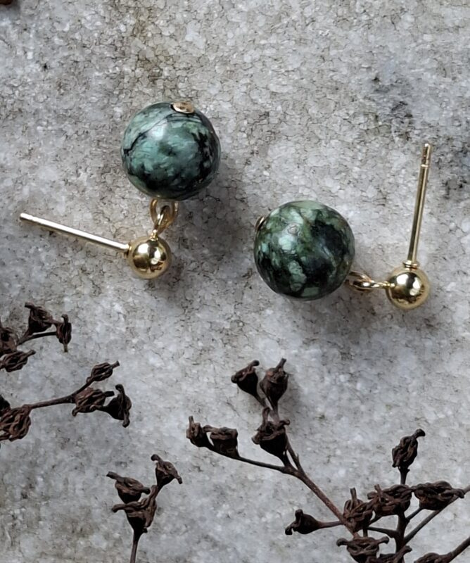 Afrikaanse Turquoise aan oorstekertjes