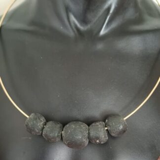Choker met grote poederglaskralen