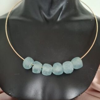 choker met poederglaskralen zeeblauw