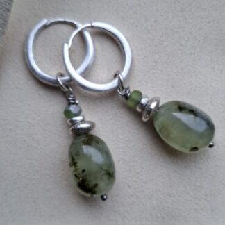 Prehniet  aan Sterling zilveren creolen