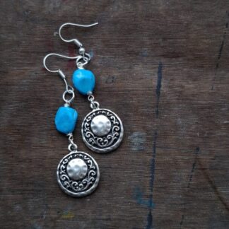 Turquoise met antiek verzilverde handmade elementen