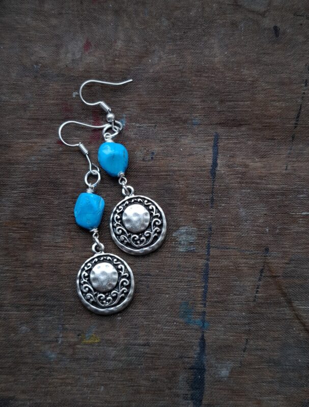 Turquoise met antiek verzilverde handmade elementen
